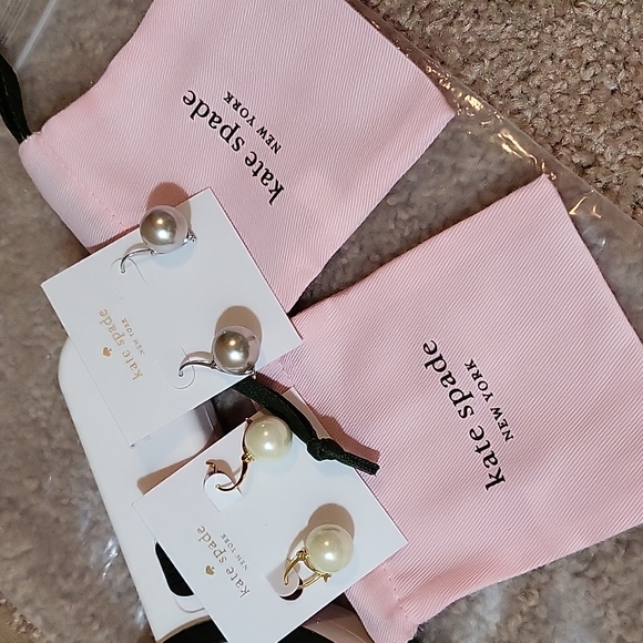 ***** SOLD OUT ****** Kate Spade Pearl Stud Earrings - Picture 5 of 5